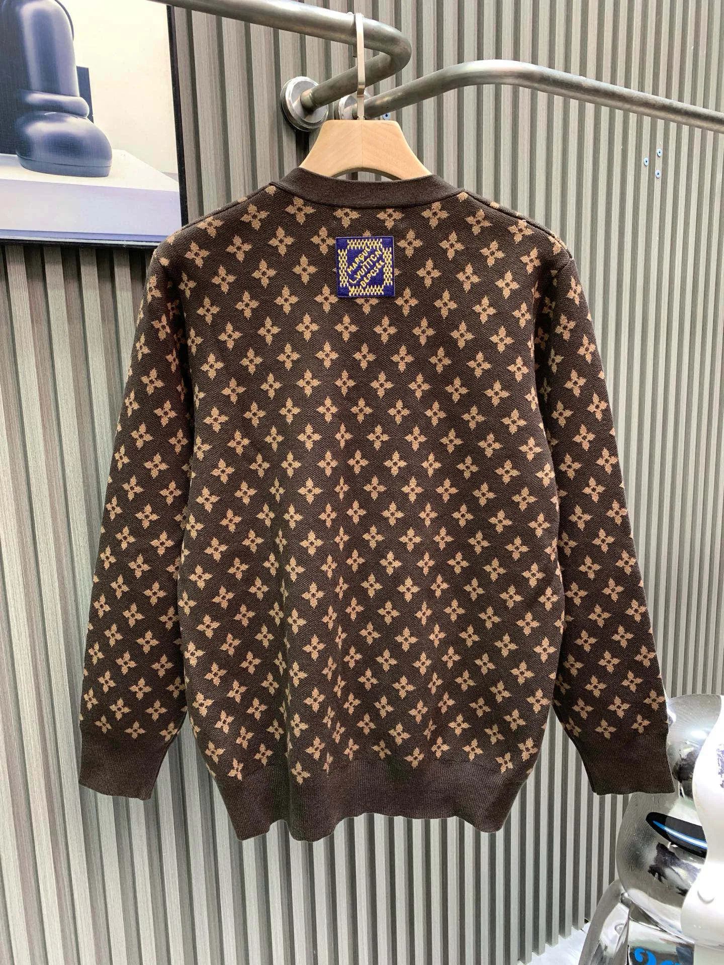 🅿️420 🀄️ Louis Vuitton 1V2025FW new MONOGRAM embroidered presbyopic sheep wool knitted sweater. This knitted sweater is made of soft wool. It uses rich colors to add warmth to cold weather. The full-width MONOGRAM jacquard and the embroidered Doodles pattern from the 23 autumn and winter show set off each other. The texture is delicate and soft, and it has a sense of weight on the hand. It is very thick, breathable and comfortable. The overall body of the clothes gives people a clean and refreshing feeling. It is suitable for wearing in the current season. It is really young and outstanding, fashionable and energetic. The brown color is the same for men and women.